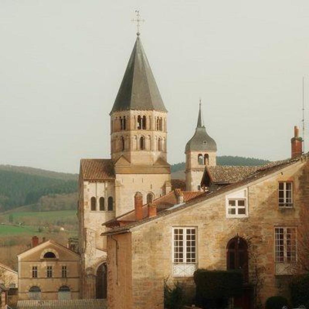 https://unsplash.com/de/fotos/historische-steingebaude-mit-einem-hohen-kirchturm-sa2iDHUWrTU